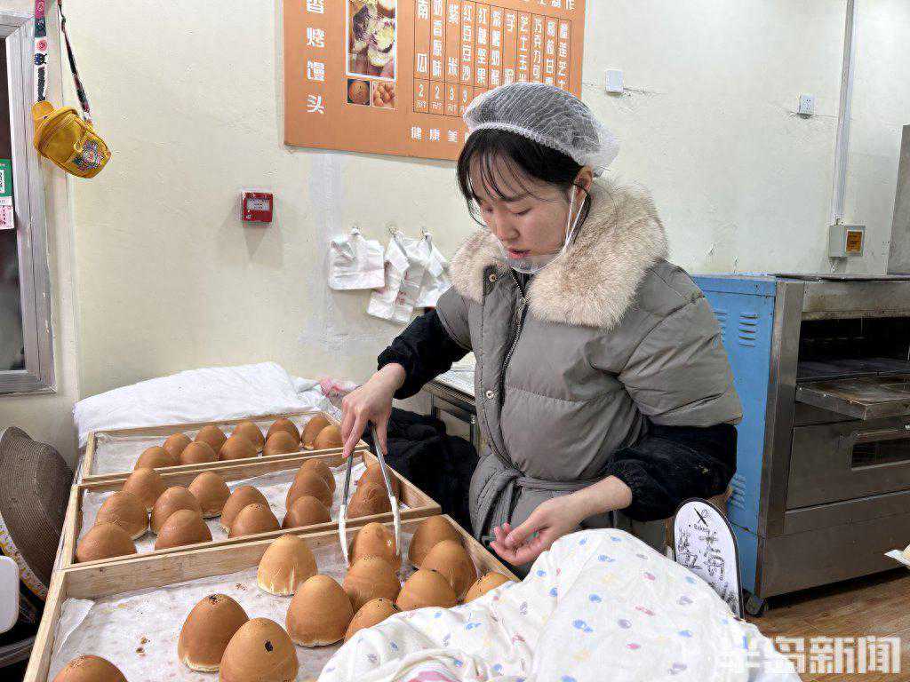 火了！学计算机的重庆姑娘，在青开起烤馒头店，一天能卖两千元